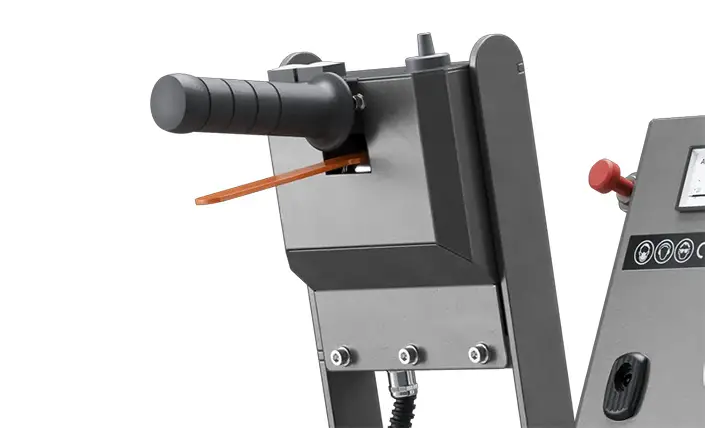 Sinkopuhalluskonetta ohjataan ohjauskahvassa olevilla ohjaimilla