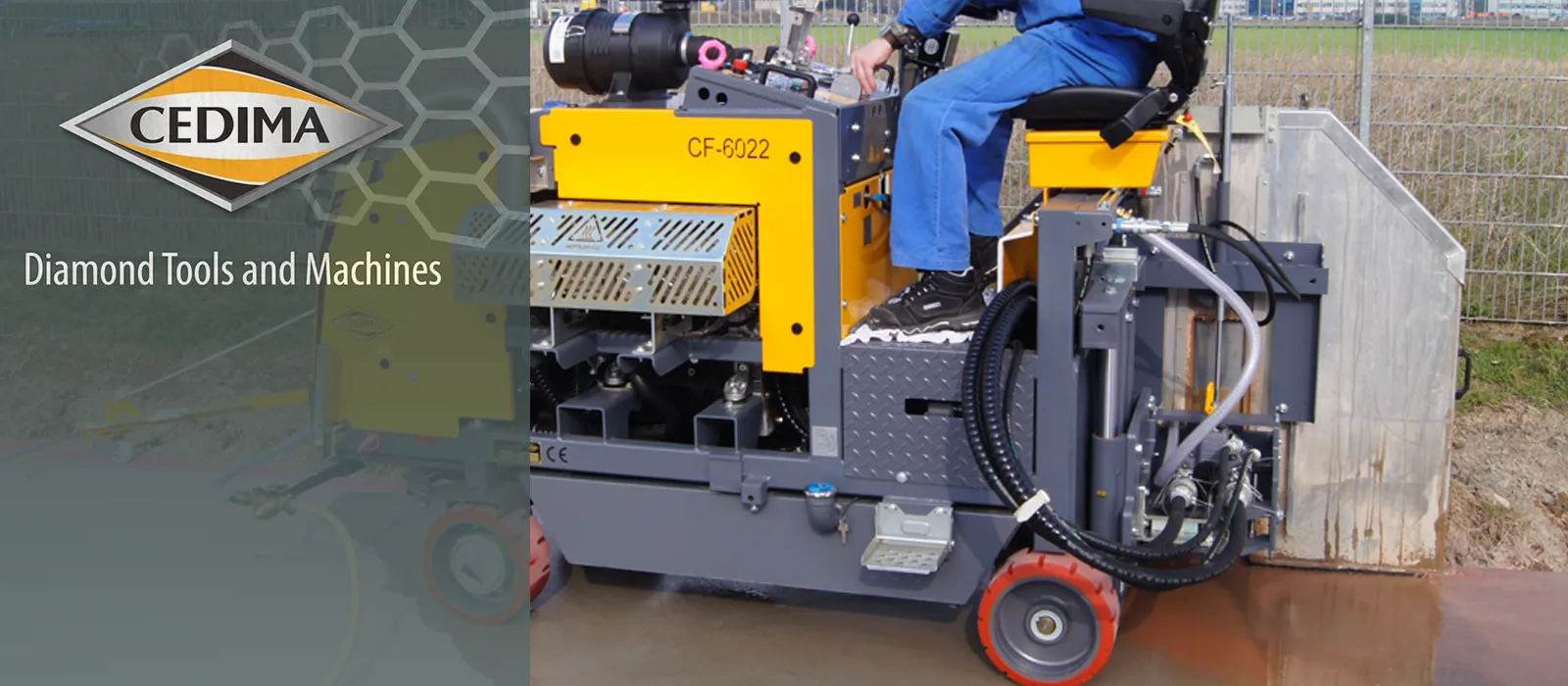 Cedima holvisaha leikkaamassa betonilattiaa työmaalla.