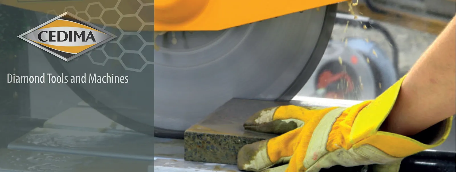 Cedima tiilisaha leikkaamassa harkkoa timanttilaikalla työmaalla.