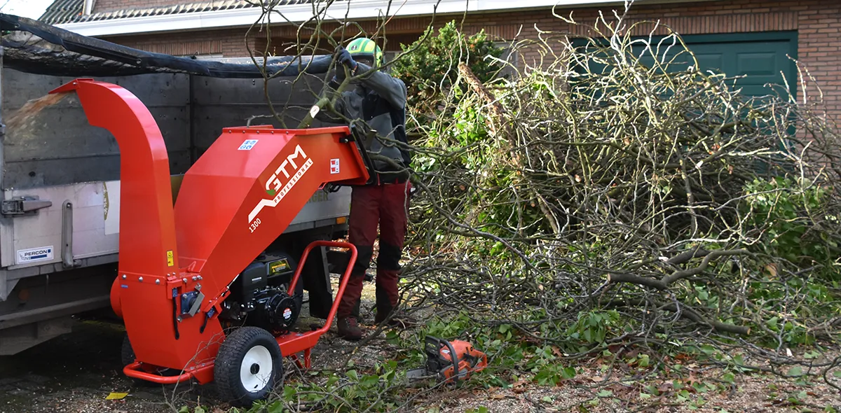 Oksasilppuri GTM Professional GTS1300 käytössä.