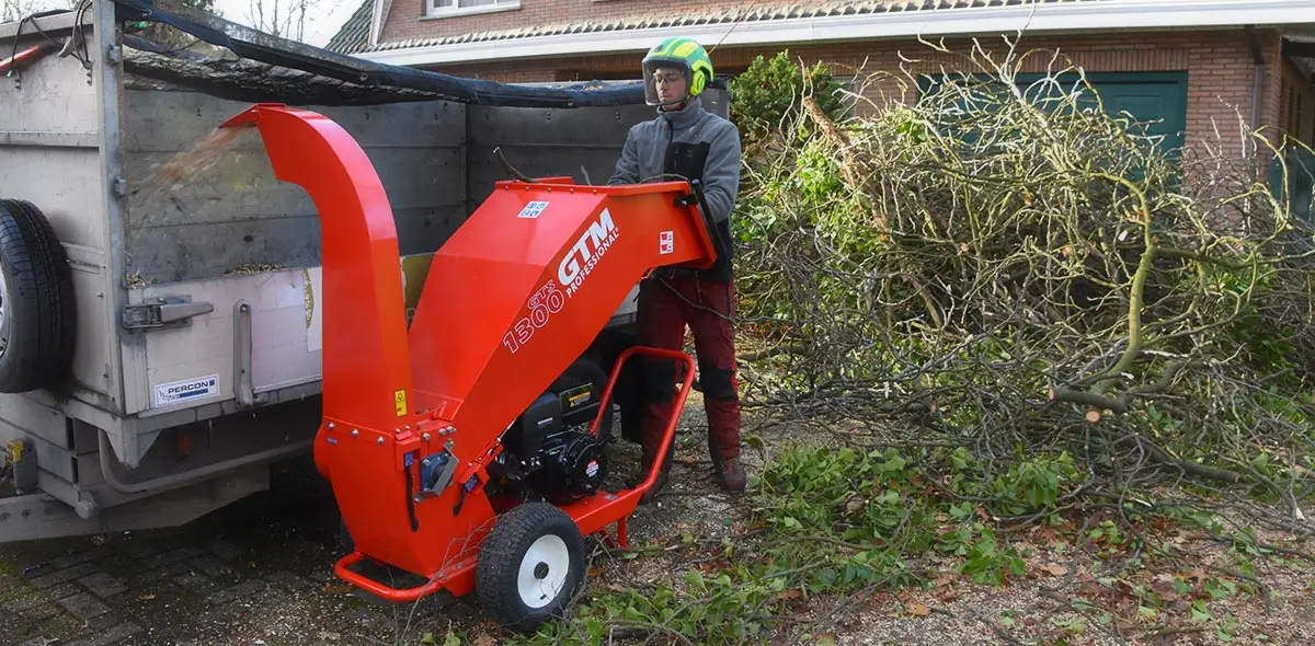 Oksasilppuri GTM Professional GTS1300 töissä.