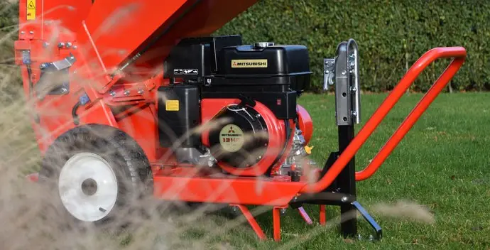 Vetoaisa oksasilppuriin työasennossa.