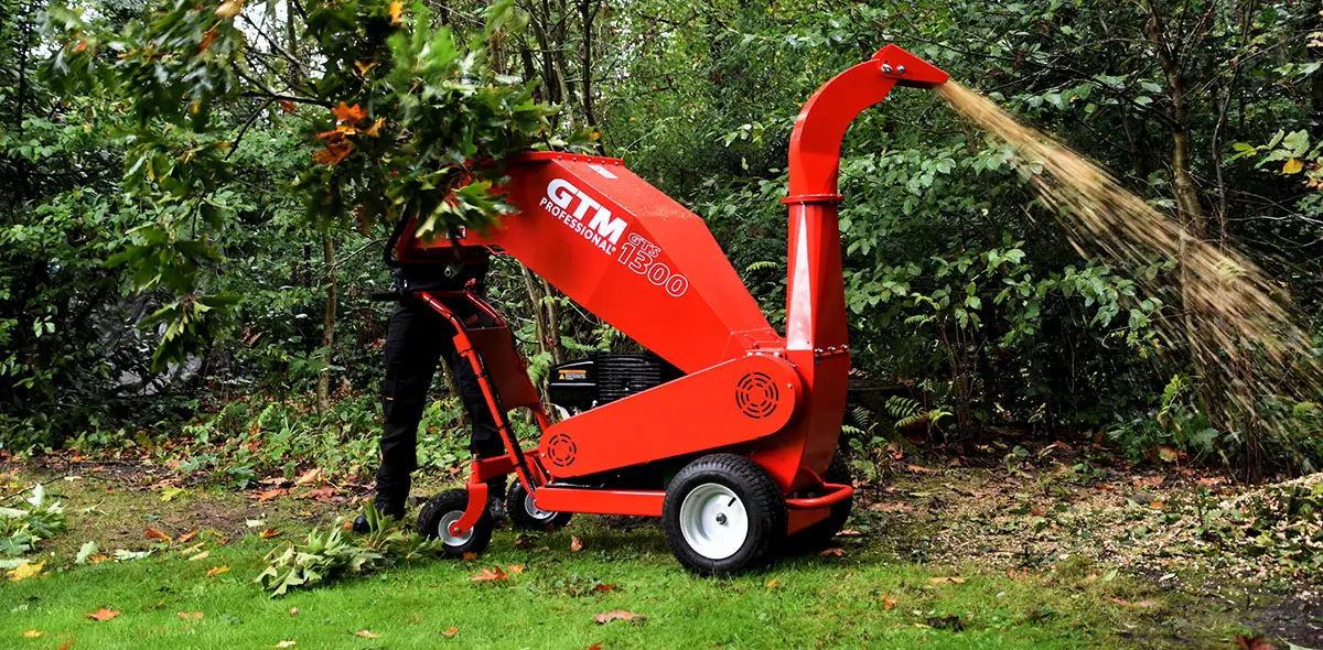 Itsevetävä oksasilppuri GTM Professional GTS1300WD käytössä.