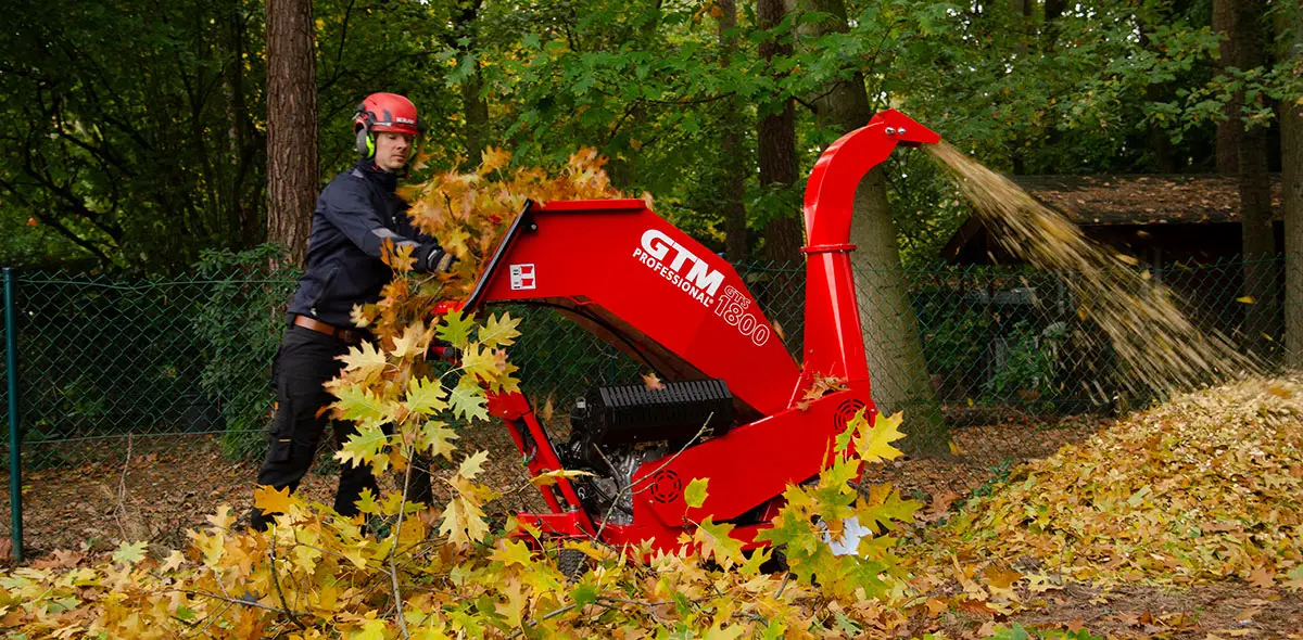 Itsevetävä oksasilppuri GTM Professional GTS1800WD käytössä.