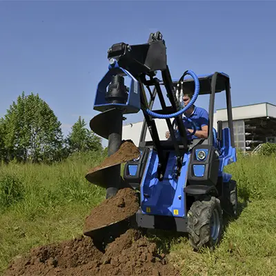 Pienkuormaaja MultiOne 2.3 kairalla.