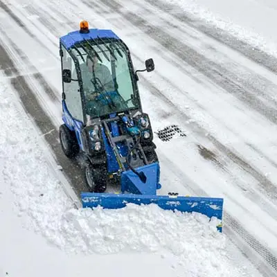 Pienkuormaaja MultiOne 2.3 lumilevyllä ja hytillä.