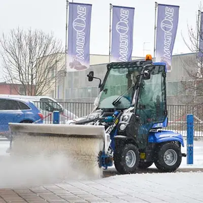 Pienkuormaaja MultiOne 2.3 lumiharjalla.