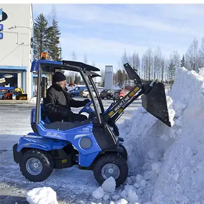 Pienkuormaaja MultiOne 2.3 lumitöissä.