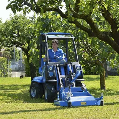 Pienkuormaaja MultiOne 2.3 ruohonleikkurilla.