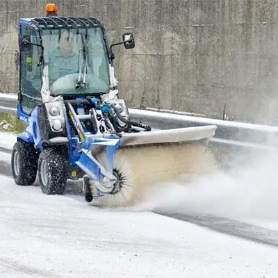 Pienkuormaaja MultiOne 2.3 lumiharjalla.