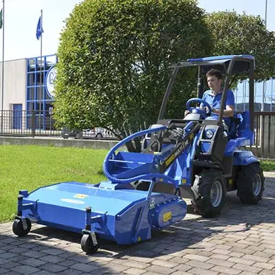 Pienkuormaaja MultiOne 2.3 harjakoneella.