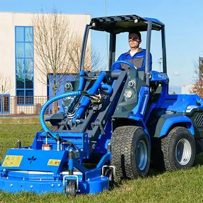 Pienkuormaaja MultiOne 7 nurmileikkurilla.