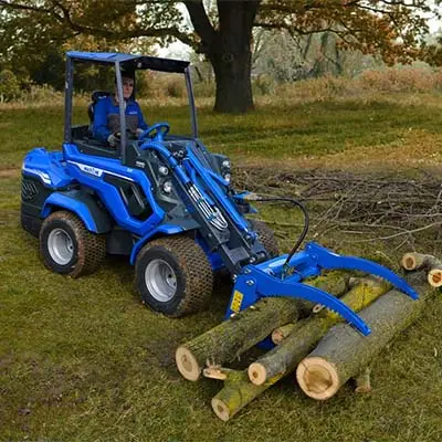 Pienkuormaaja MultiOne 7 nostamassa tukkeja.