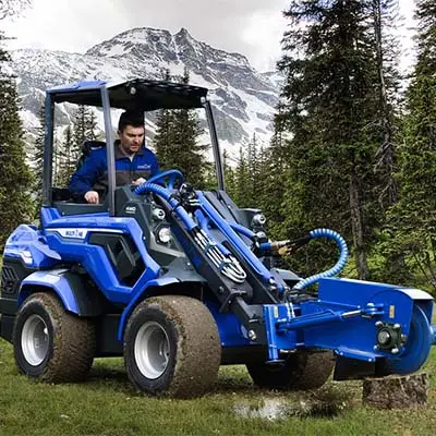 Pienkuormaaja MultiOne 7 kantojyrsimellä.