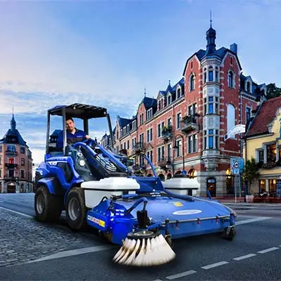 Pienkuormaaja MultiOne 7 katuharjalla.