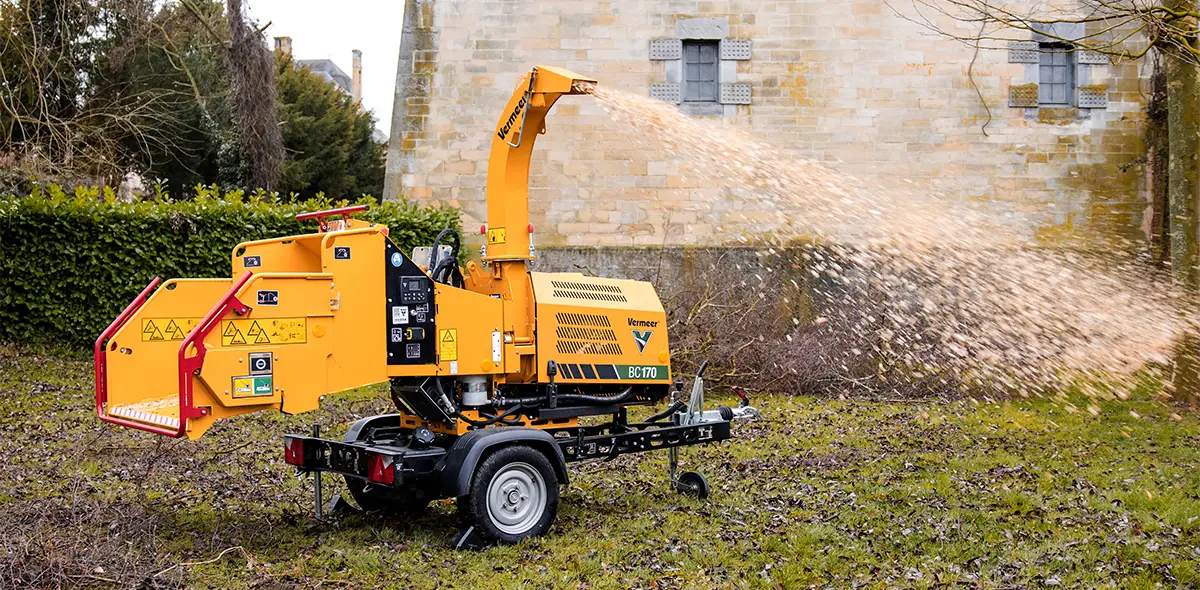 Vermeer BC170 hinattava oksahakkuri kääntyvällä syöttöpöydällä työkäytössä.