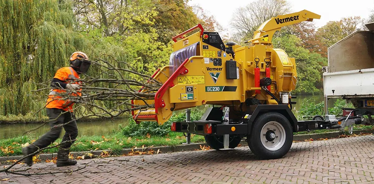 Vermeer BC230 oksahakkuri käytössä.