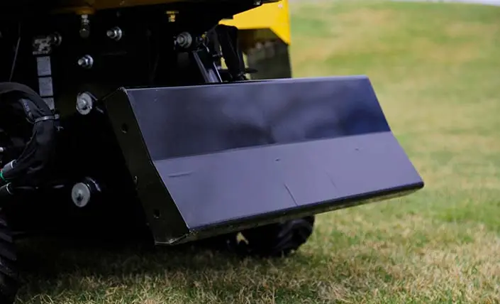 Valinnainen puskulevy Vermeer SC48TX kantojyrsimeen.