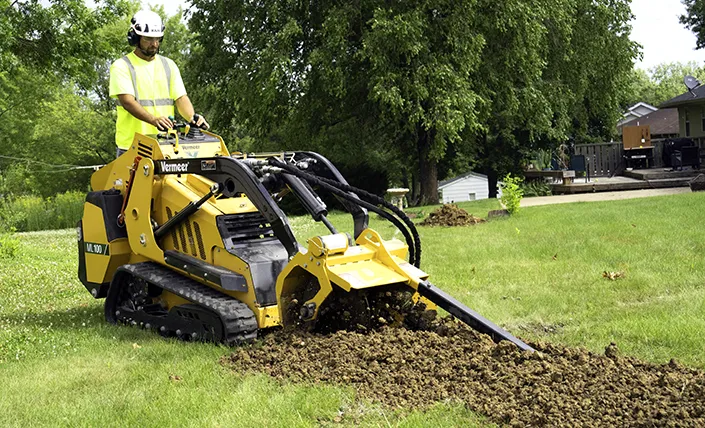 Vermeer ML100 minikuormaajan työlaitteet ja hydrauliikka.