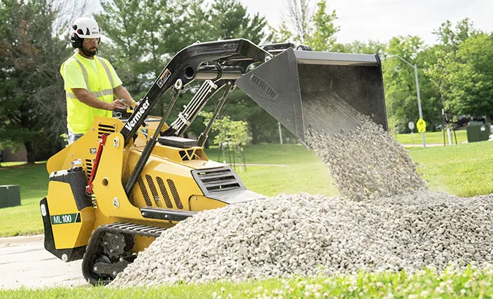 Vermeer ML100 minikuormaaja materiaalinkäsittelyssä.