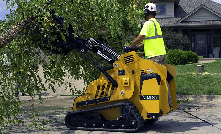 Vermeer ML80 minikuormaaja kompaktissa työympäristössä.