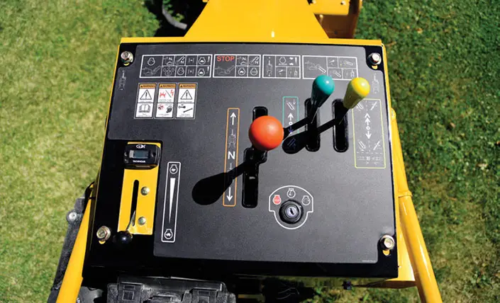 Vermeer RTX130 ketjukaivuri - helppo ohjaus ohjaustangoilla.