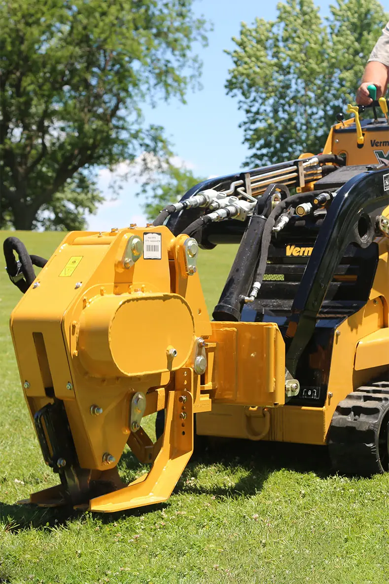 Vermeer S925TX minikuormaaja täryauralla kuitukaapelin laittoa varten.