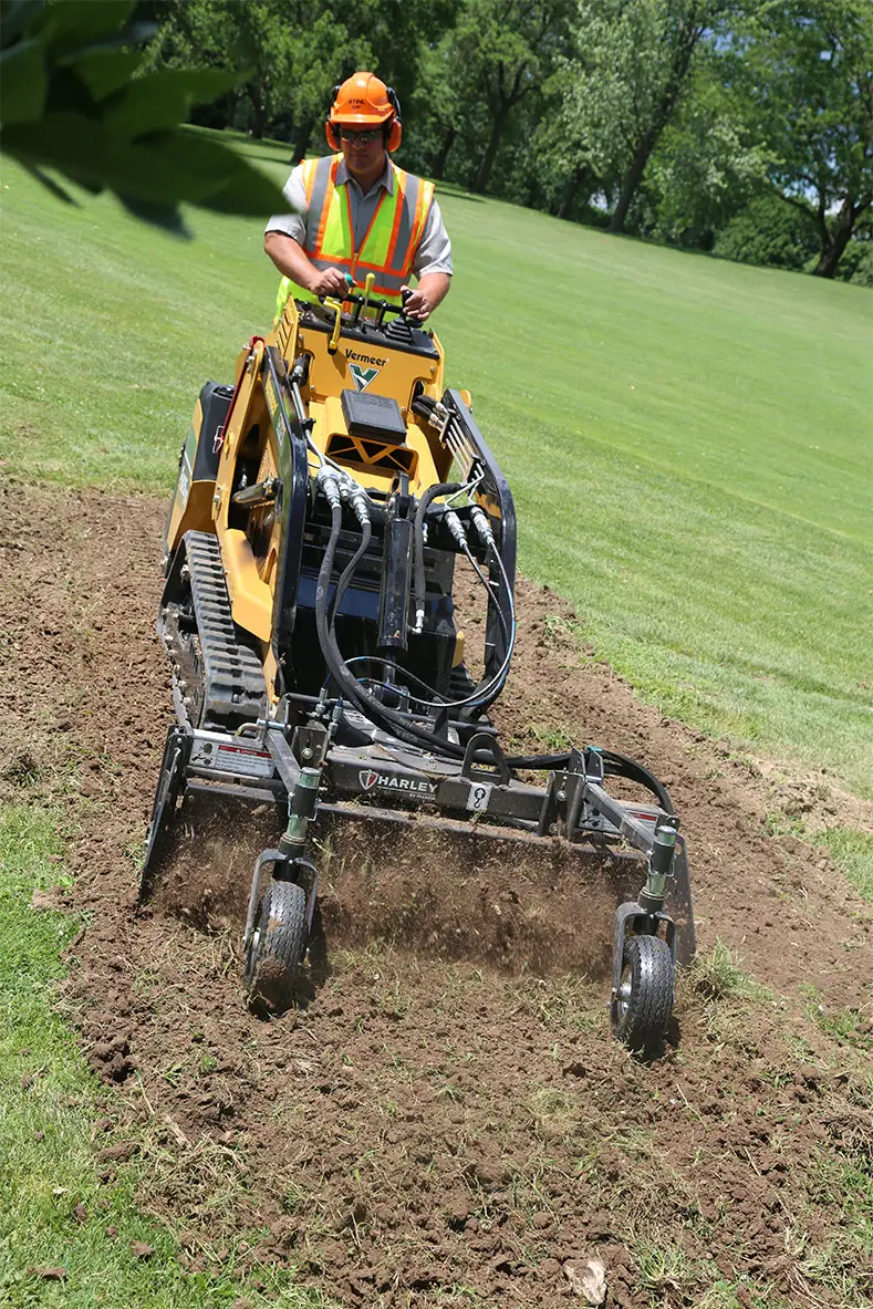 Vermeer S925TX minikuormaaja muokkaamassa maata.