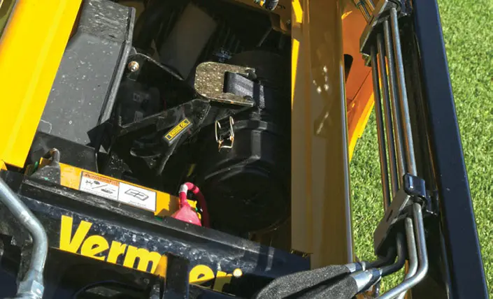 Vermeer S925TX minikuormaajassa on helppo pääsy huoltokohteisiin.