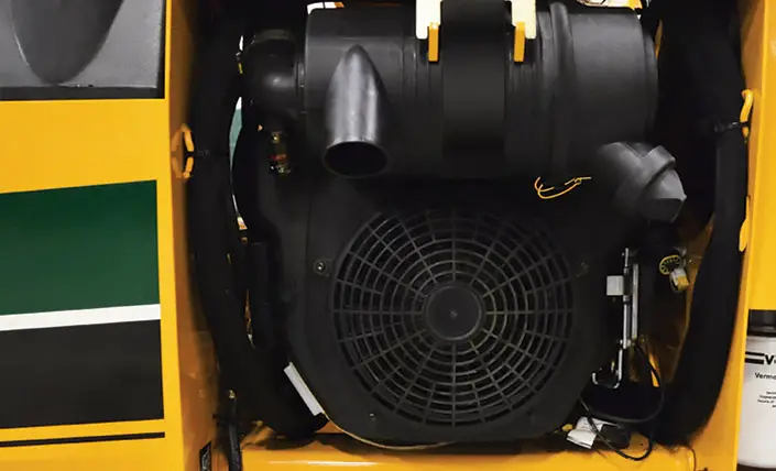 Kantojyrsimen puskulevyllä siirretään purut.