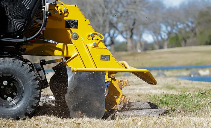 Kantojyrsimen 37 hv B&S moottori.