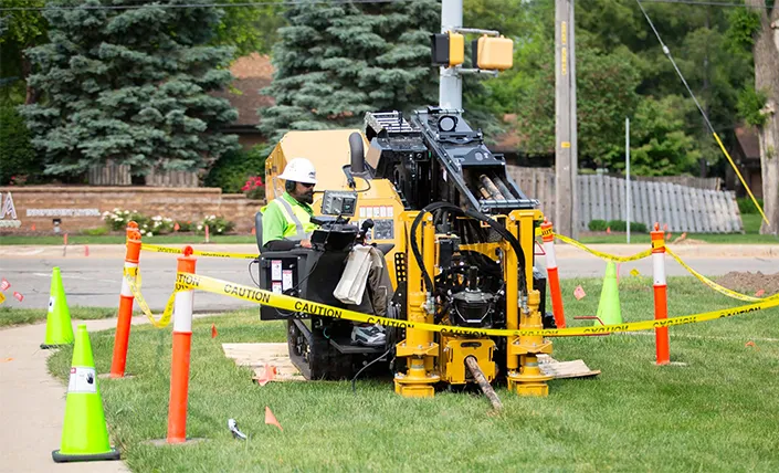 Kompakti Vermeer D24 kaupunkiympäristössä